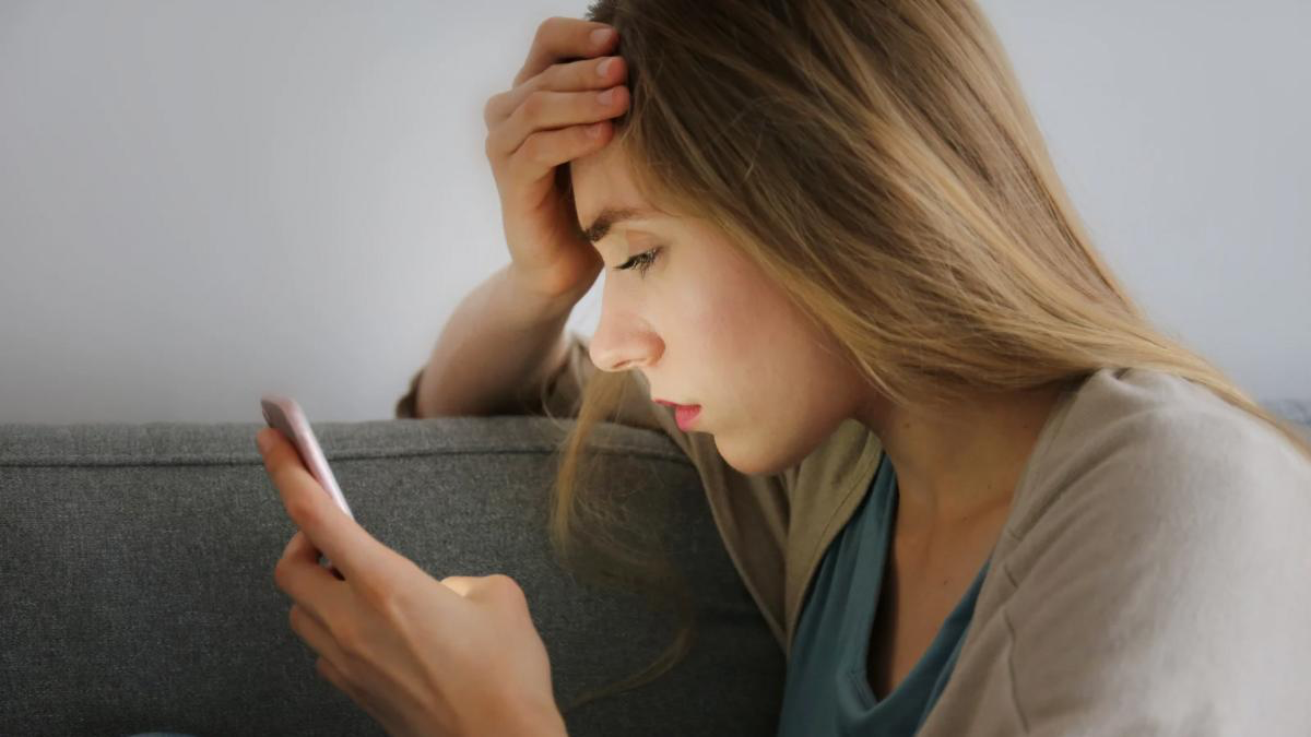 What It Actually Means When They're Slow to Reply [Stop Overthinking]