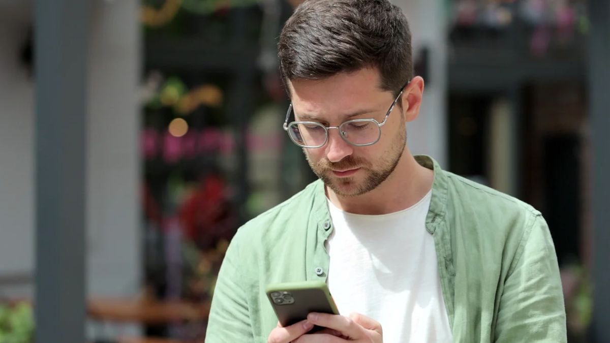 Texting Scripts for Shy Guys: Ask Her Out With Ease